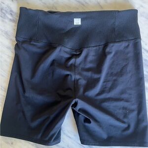 Vuori Women's Black Biker Shorts - size XL